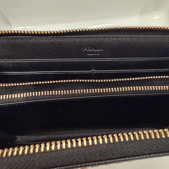 Prada Wallet - Picture 4 of 7